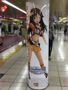 『デレステ』に染まる新宿駅の模様をお届け。ここでしか見られない展示の数々に注目