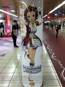 『デレステ』に染まる新宿駅の模様をお届け。ここでしか見られない展示の数々に注目