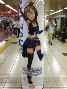 『デレステ』に染まる新宿駅の模様をお届け。ここでしか見られない展示の数々に注目