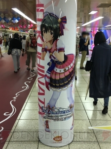 『デレステ』に染まる新宿駅の模様をお届け。ここでしか見られない展示の数々に注目