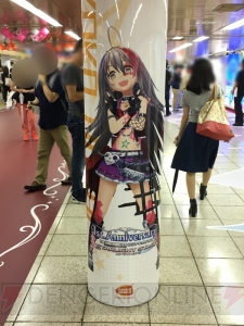 『デレステ』に染まる新宿駅の模様をお届け。ここでしか見られない展示の数々に注目