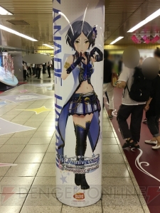 『デレステ』に染まる新宿駅の模様をお届け。ここでしか見られない展示の数々に注目