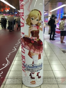 『デレステ』に染まる新宿駅の模様をお届け。ここでしか見られない展示の数々に注目