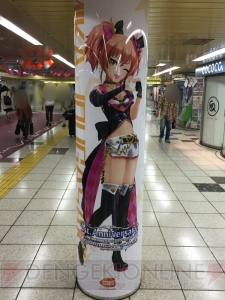 『デレステ』に染まる新宿駅の模様をお届け。ここでしか見られない展示の数々に注目