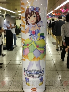 『デレステ』に染まる新宿駅の模様をお届け。ここでしか見られない展示の数々に注目