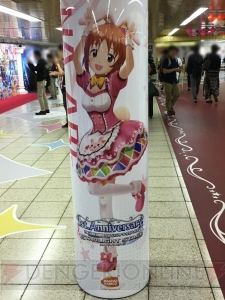 『デレステ』に染まる新宿駅の模様をお届け。ここでしか見られない展示の数々に注目