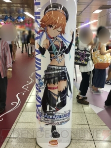 『デレステ』に染まる新宿駅の模様をお届け。ここでしか見られない展示の数々に注目