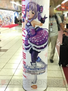 『デレステ』に染まる新宿駅の模様をお届け。ここでしか見られない展示の数々に注目