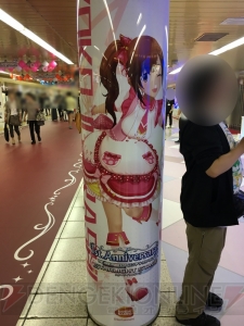 『デレステ』に染まる新宿駅の模様をお届け。ここでしか見られない展示の数々に注目