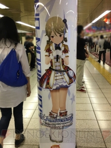 『デレステ』に染まる新宿駅の模様をお届け。ここでしか見られない展示の数々に注目