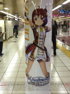 『デレステ』に染まる新宿駅の模様をお届け。ここでしか見られない展示の数々に注目