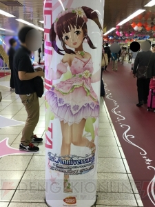 『デレステ』に染まる新宿駅の模様をお届け。ここでしか見られない展示の数々に注目