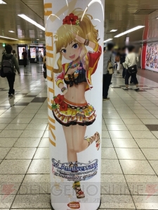 『デレステ』に染まる新宿駅の模様をお届け。ここでしか見られない展示の数々に注目