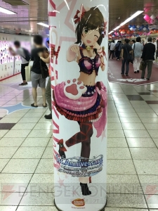 『デレステ』に染まる新宿駅の模様をお届け。ここでしか見られない展示の数々に注目