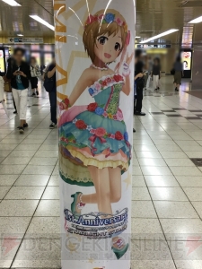 『デレステ』に染まる新宿駅の模様をお届け。ここでしか見られない展示の数々に注目