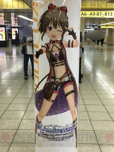 『デレステ』に染まる新宿駅の模様をお届け。ここでしか見られない展示の数々に注目