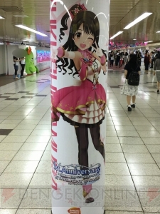 『デレステ』に染まる新宿駅の模様をお届け。ここでしか見られない展示の数々に注目