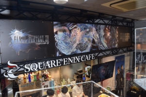 スクウェア・エニックス カフェの『FFXV』コラボメニューや店内の様子を紹介。扇子など限定グッズも多数登場