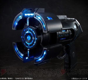 『GANTZ：O』の武器・Xガンが1/1スケールで登場。トリガーを引くと銃身がXに展開するギミックを搭載