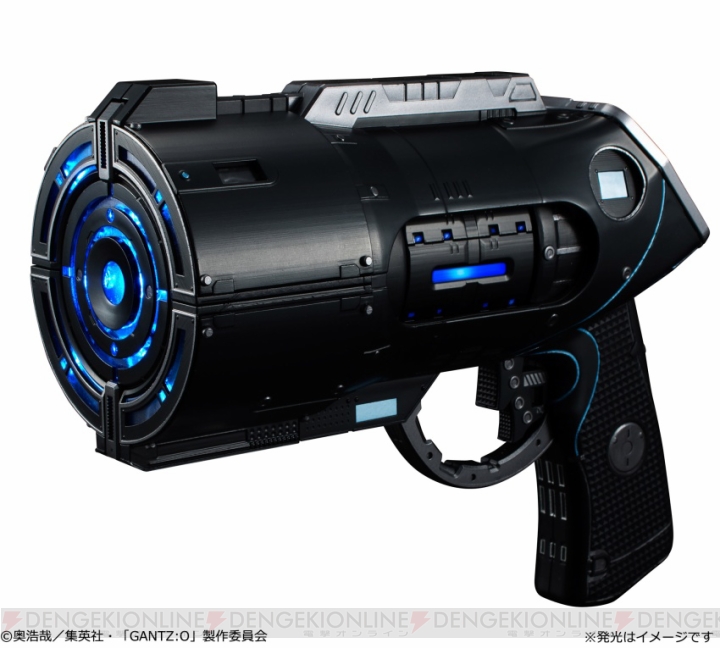 『GANTZ：O』の武器・Xガンが1/1スケールで登場。トリガーを引くと銃身がXに展開するギミックを搭載