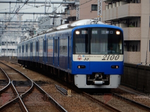 ラッピング電車“京急セガトレイン”登場。セガの創業地・大鳥居駅の看板は特別装飾に