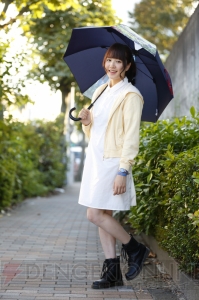 『君の名は。』東京と糸守の風景が1面ずつプリントされたコラボ傘が登場。組紐は三葉の髪飾りをイメージ