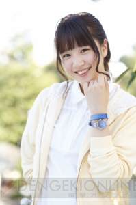 『君の名は。』東京と糸守の風景が1面ずつプリントされたコラボ傘が登場。組紐は三葉の髪飾りをイメージ