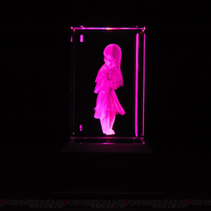『響け！ユーフォニアム2』高坂麗奈を彫刻したクリスタルが登場。立体的に浮かぶ姿が幻想的