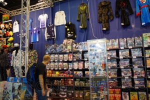 行ったつもりになれるgamescom（ゲームズコム）会場ゆるっとレポート。グッズと人であふれる購買エリアを紹介