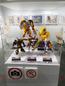 “デジモンストーリー展”が11月21日まで開催中。メインビジュアルやゲームドット絵、設定画などを展示