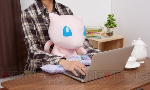 『ポケモン』PC作業に最適なミュウのアームレスト付きぬいぐるみ型クッションが登場