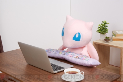 ポケモン』PC作業に最適なミュウのアームレスト付きぬいぐるみ型 ...