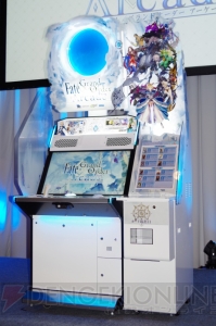 『FGO アーケード』プレイしての感想やシステム解説を掲載。お披露目会では川澄さんがゲームを体験