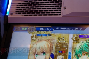 『FGO アーケード』プレイしての感想やシステム解説を掲載。お披露目会では川澄さんがゲームを体験