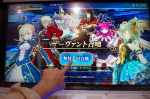 『FGO アーケード』プレイしての感想やシステム解説を掲載。お披露目会では川澄さんがゲームを体験