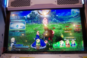 『FGO アーケード』プレイしての感想やシステム解説を掲載。お披露目会では川澄さんがゲームを体験