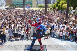 劇場版 仮面ライダービルド』大規模ロケーションが北九州市で敢行。劇中衣装の桐生戦兎と万丈龍我が登場 - 電撃オンライン