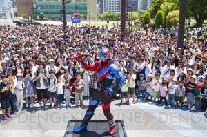 『劇場版 仮面ライダービルド』大規模ロケーションが北九州市で敢行。劇中衣装の桐生戦兎と万丈龍我が登場