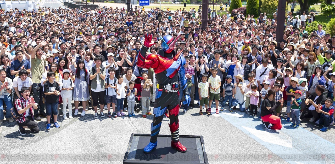 劇場版 仮面ライダービルド』大規模ロケーションが北九州市で敢行。劇中衣装の桐生戦兎と万丈龍我が登場 - 電撃オンライン