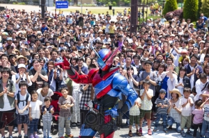 『劇場版 仮面ライダービルド』大規模ロケーションが北九州市で敢行。劇中衣装の桐生戦兎と万丈龍我が登場