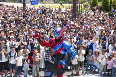 劇場版 仮面ライダービルド』大規模ロケーションが北九州市で敢行。劇中衣装の桐生戦兎と万丈龍我が登場 - 電撃オンライン