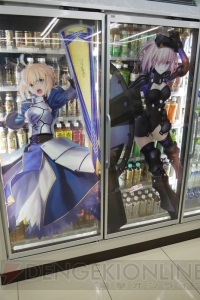 『FGO』第2部の装飾が施されたローソンコラボ店舗の模様をお届け。描き下ろしイラストのグッズの実物も