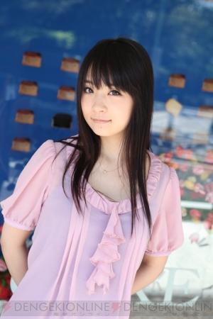 メイプルストーリー 超大型アップデート実装 シグナス役の山本彩乃さんサイン色紙をプレゼント 電撃オンライン