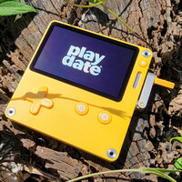 斬新さとレトロさが共存するクランク付き新携帯ゲーム機『Playdate』実機レビュー【ジャイアン鈴木のガジェットキングダム】