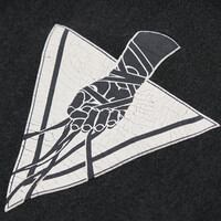 『アーマード・コア6』ハンドラー・ウォルターのパーカーが発売。猟犬のリードを握る右腕をモチーフにしたエンブレム付き【AC6】